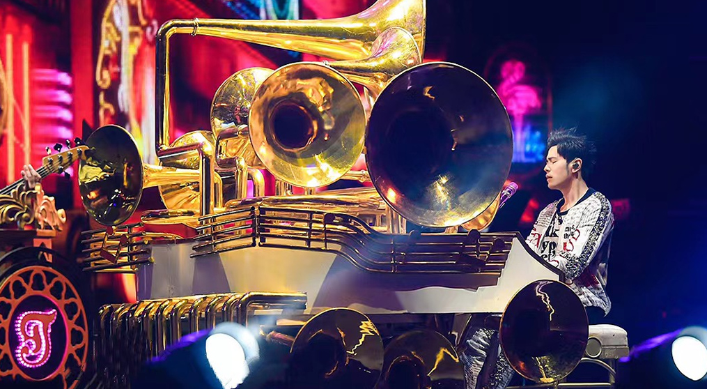 星空官网透明屏和荧光棒系列产品亮相2022周杰伦新加坡演唱会